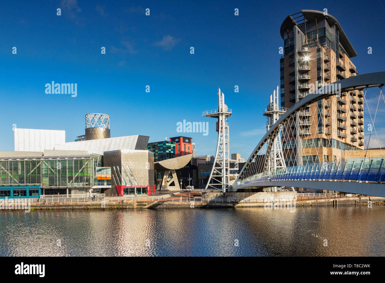 2 Novembre 2018: Salford Quays, Manchester, Regno Unito - Pier 8 e il Ponte di Lowry su una graziosa soleggiata giornata autunnale con cielo blu chiaro. Foto Stock