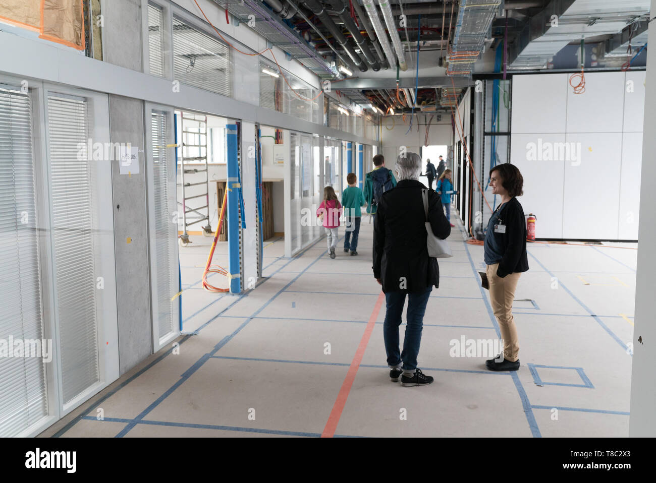Coira, GR / Svizzera - 11 Maggio, 2019: visitatori chat con i dipendenti per il cantiere per il nuovo ospedale nella città di Coira durante un open house Foto Stock