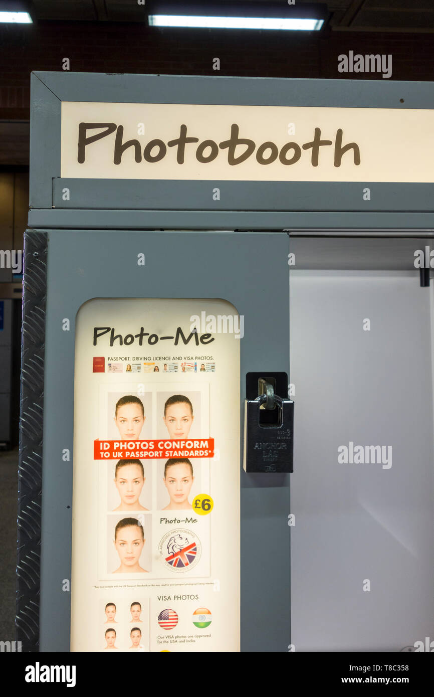Photobooth Photo-Me kiosk presso la stazione di Waterloo, London, Regno Unito Foto Stock