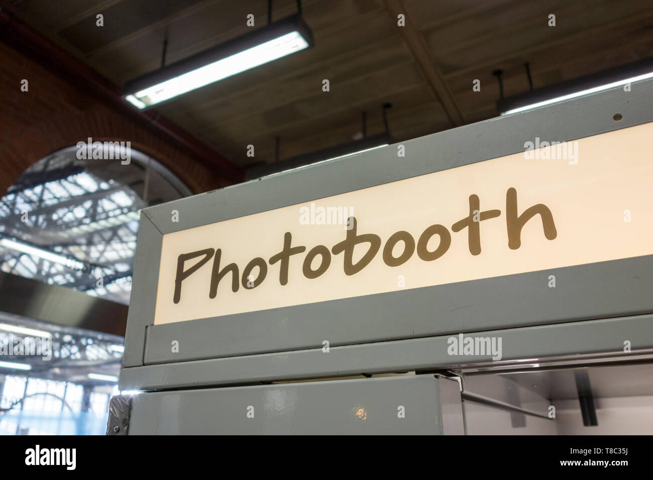 Photobooth Photo-Me kiosk presso la stazione di Waterloo, London, Regno Unito Foto Stock