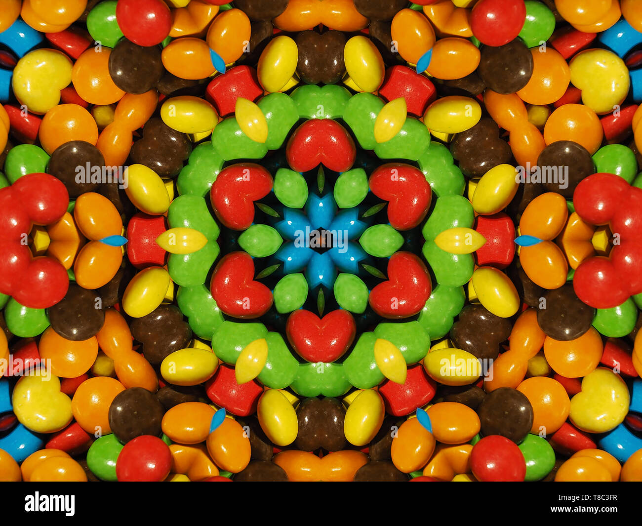 Immagine che mostra la pila di colorati di gocce di cioccolato come smarties Foto Stock