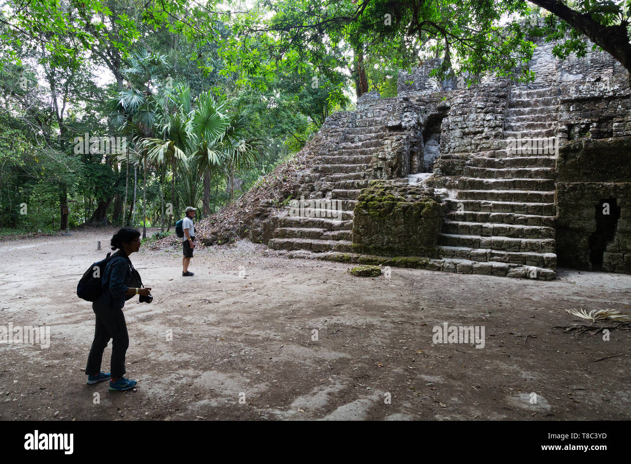 Tikal turisti - esplorare Parco Nazionale di Tikal e una rovina tempio Maya nella foresta, Tikal sito patrimonio mondiale dell'UNESCO, Tikal Guatemala America Latina Foto Stock