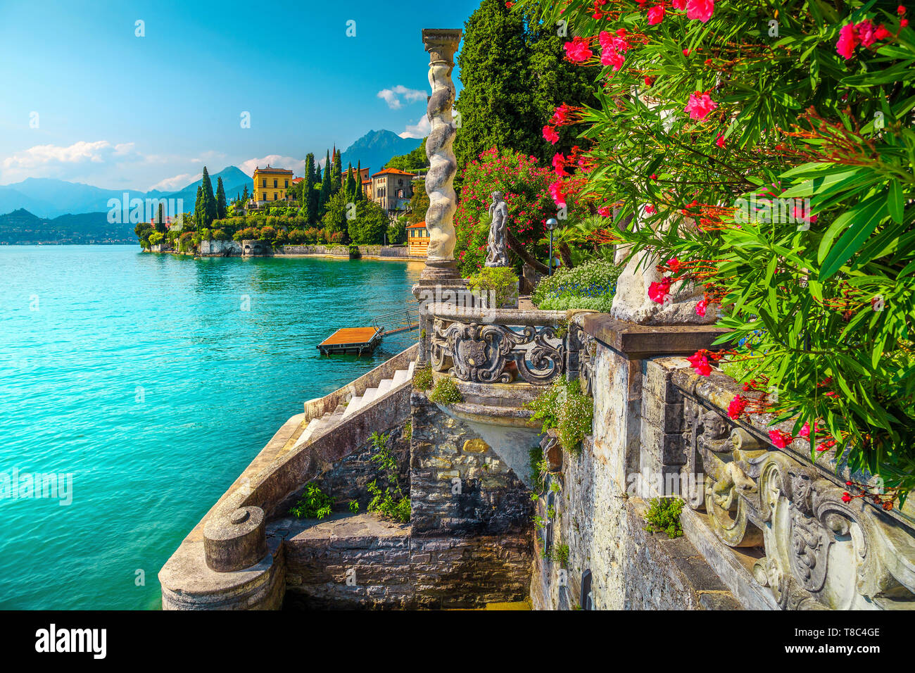 Il pittoresco paesaggio con lago e gli edifici del mediterraneo. Oleander freschi Fiori e bellissimo giardino ornamentale con Villa Melzi, lago di Como, Varen Foto Stock