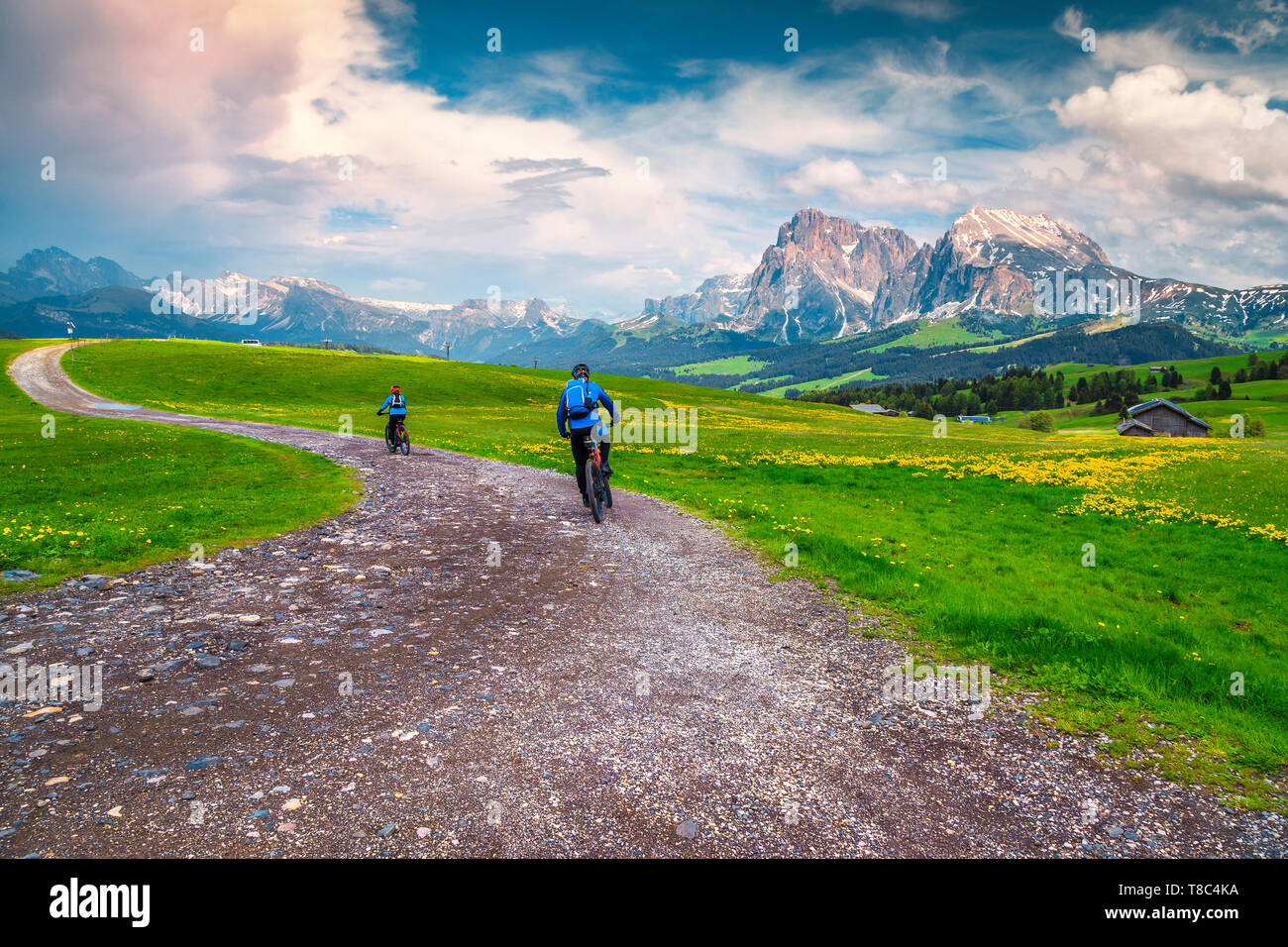 Attivo coppia felice in bicicletta all'esterno. Un sano stile di vita con la mountain bike, giovane ciclismo su strada di montagna nelle Alpi, Dolomiti, Italia, Europa Foto Stock