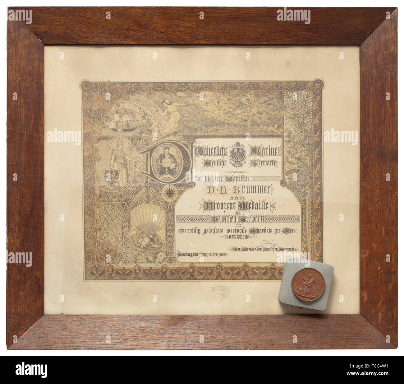 Una medaglia di bronzo tedesco ufficio idrografico e certificato per il Capitano Dietrich H. Brummer. Premiati il 1 dicembre 1909. Medaglia di bronzo, diametro 5,7 cm con una rappresentazione dell'ufficio e nei dintorni di iscrizione (tr) 'dal tedesco hydrographic office al suo personale in mare. Donato nel giorno della sua apertura nel sett. 1881', artista della firma "J. Lorenz, F. Amburgo'. Torna con un'immagine di (tr) 'in mare". In caso corrispondenti. Certificato incluso, incorniciato ca. 55 x 48 cm. Il certificato "Marina Imperiale - Tedesco hydrographic office' con il direttore del , Additional-Rights-Clearance-Info-Not-Available Foto Stock
