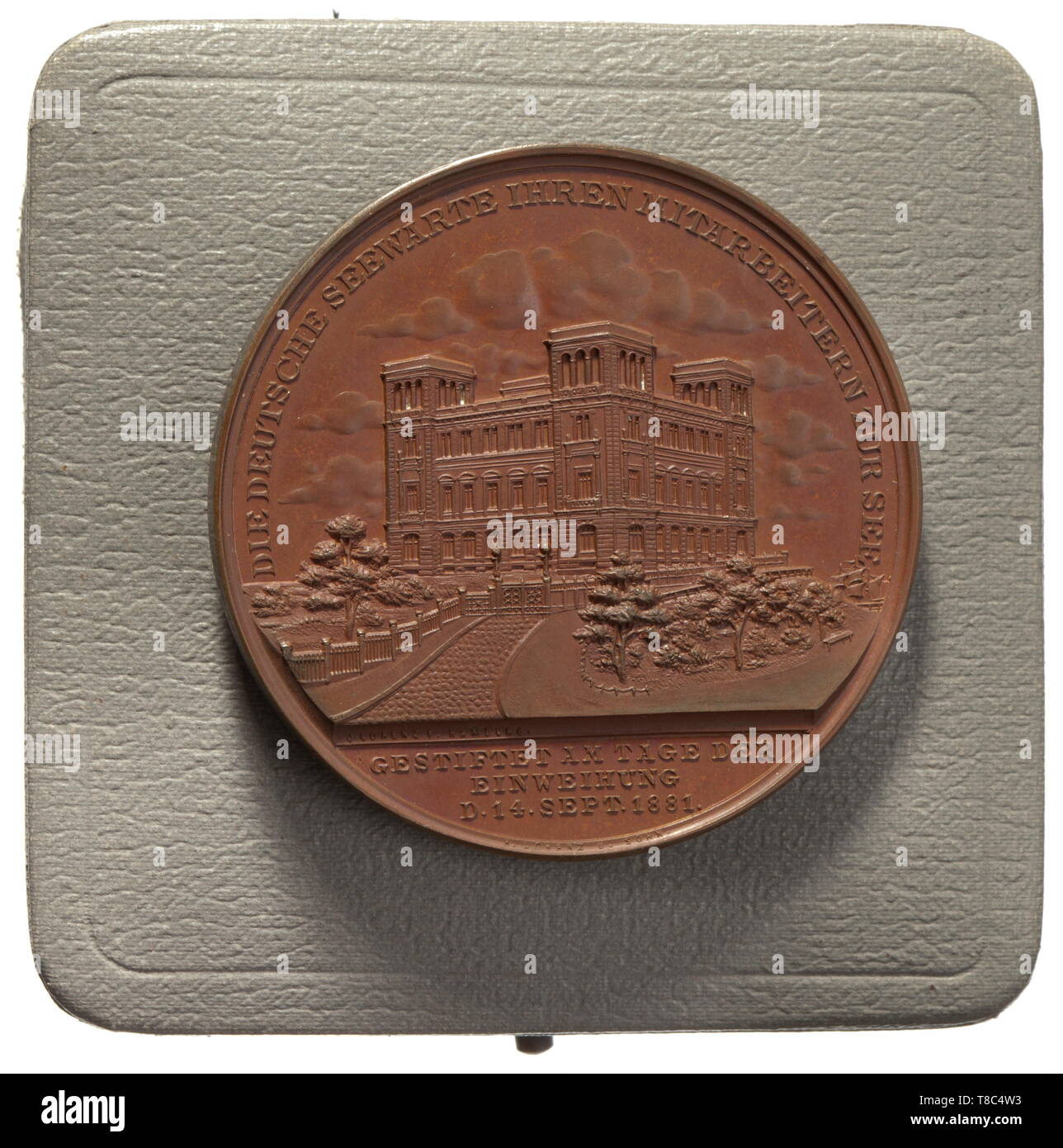 Una medaglia di bronzo tedesco ufficio idrografico e certificato per il Capitano Dietrich H. Brummer. Premiati il 1 dicembre 1909. Medaglia di bronzo, diametro 5,7 cm con una rappresentazione dell'ufficio e nei dintorni di iscrizione (tr) 'dal tedesco hydrographic office al suo personale in mare. Donato nel giorno della sua apertura nel sett. 1881', artista della firma "J. Lorenz, F. Amburgo'. Torna con un'immagine di (tr) 'in mare". In caso corrispondenti. Certificato incluso, incorniciato ca. 55 x 48 cm. Il certificato "Marina Imperiale - Tedesco hydrographic office' con il direttore del , Additional-Rights-Clearance-Info-Not-Available Foto Stock