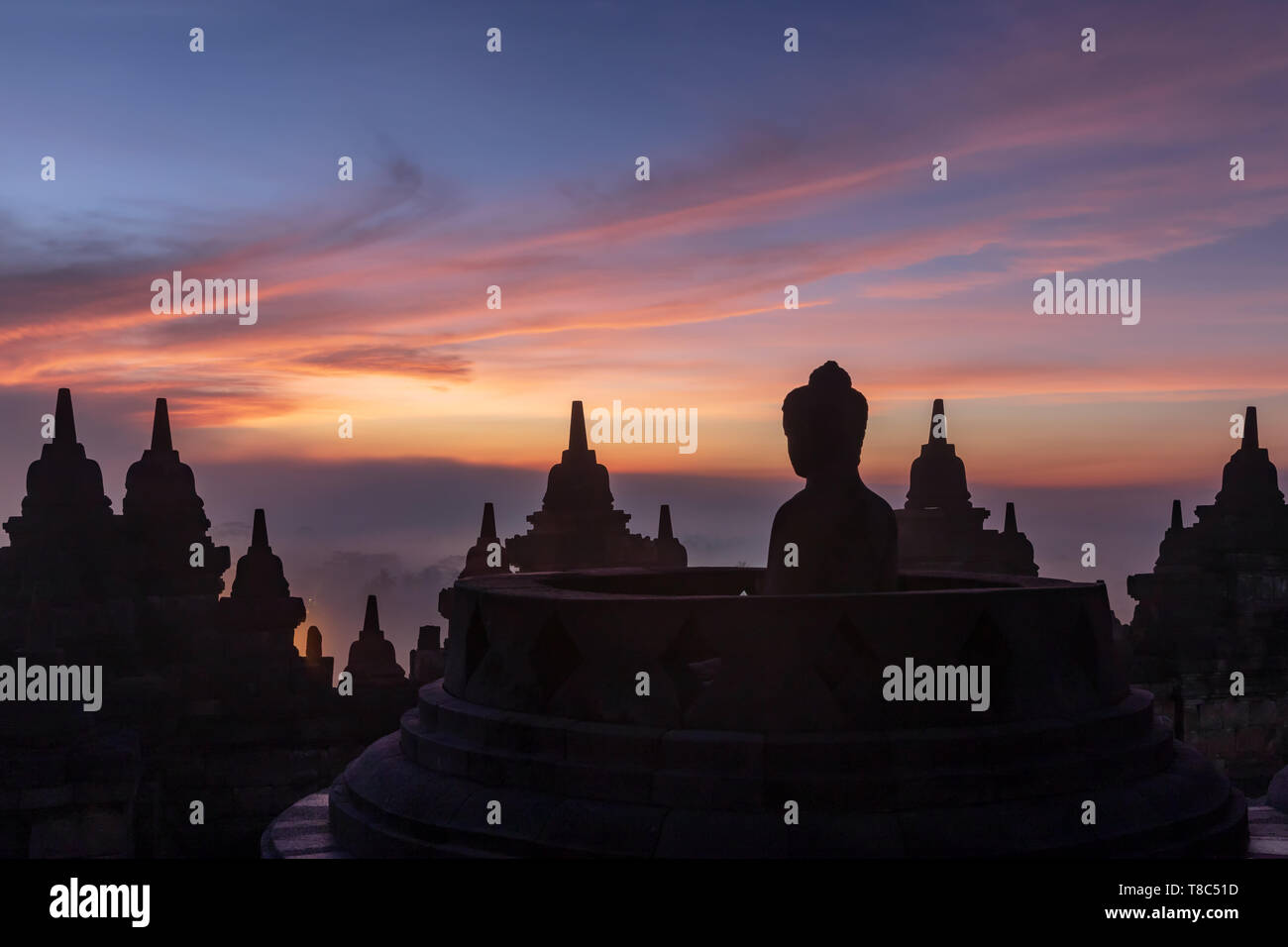 Statua di Buddha a sunrise, Il Tempio Borobudur complessa, il Borobudur, Yogyakarta, Java, Indonesia Foto Stock