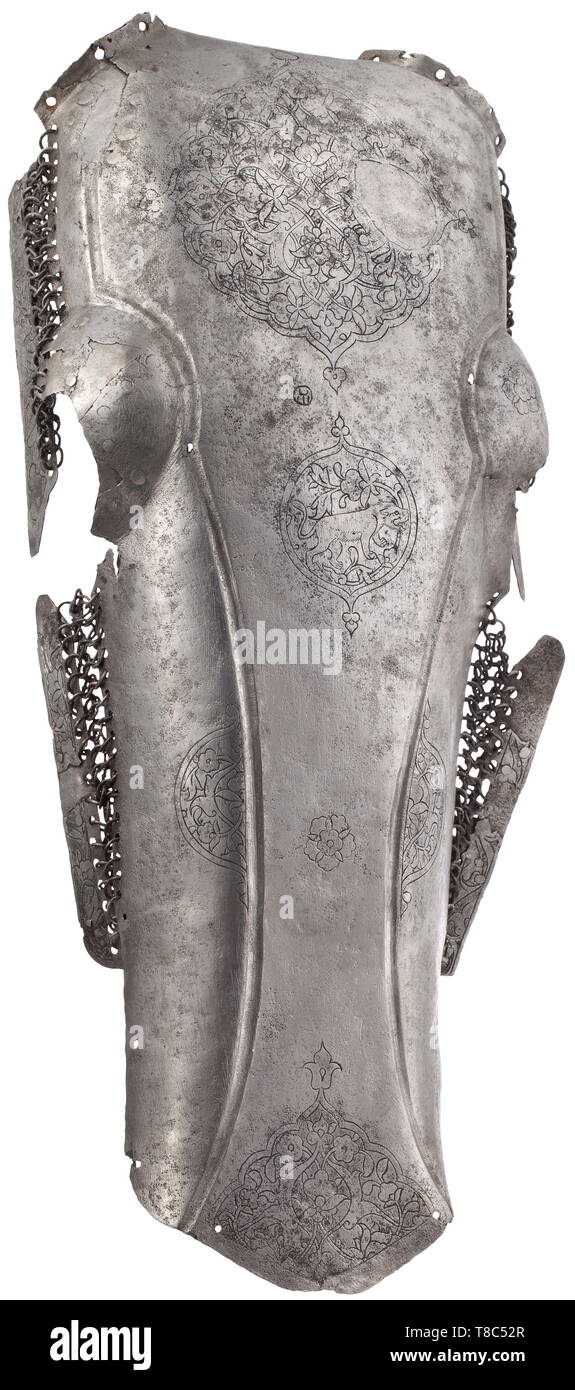 Un chamfron, prima metà del XVI secolo Anatolia orientale o iraniana, ferro battuto. Bordo scanalato, con semi-circolare aperture inseguito per gli occhi e per le orecchie. Lato attaccato piastre montate al centro con quattro righe di anelli rivettati. A fronte ampio cartiglio con inciso lo scorrimento di felci e fiori su cut 'Tamga' della Santa Irene arsenale a Costantinopoli. Al centro un inciso cartiglio circolare con un lion passant, i fianchi e la sezione nasale con ornamenti floreali. Pulite, alcune riparazioni più vecchie, piccole perdite, laccato nero i, Additional-Rights-Clearance-Info-Not-Available Foto Stock