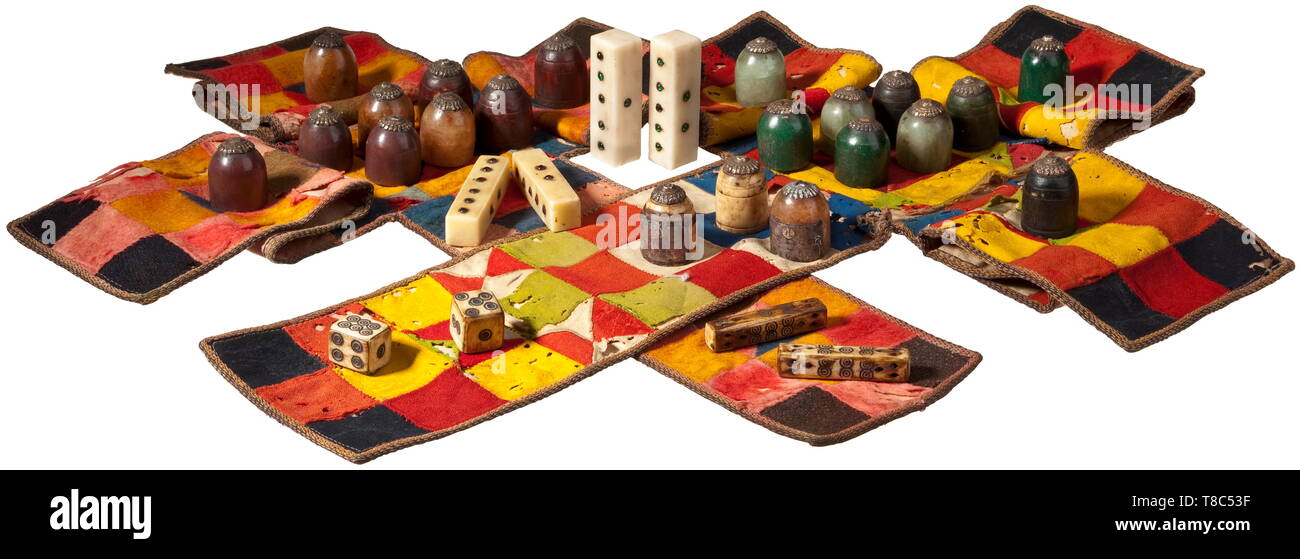 Un indiano set di due scacchi e due giochi pachisi, datata 1884 un completo gioco di scacchi per il Signore e uno per i signori, del rosso e del verde osso colorato con argento applicazioni. Il re e viziers con naturalisticamente scolpito le teste, le figure rosse circondata dalla scritta "Thakur Singh Shri Daulat Sinhaji' (nome del righello) 'Thikana Daulat Garh' (quartiere vicino Bundi), datata 'Samvat 1940" (=1884). Anche due completo set di pachisi (uno per le donne e una per i signori) di osso, la pietra ollare e jade con tappi in argento. Inoltre quattro stick in marmo d, Additional-Rights-Clearance-Info-Not-Available Foto Stock