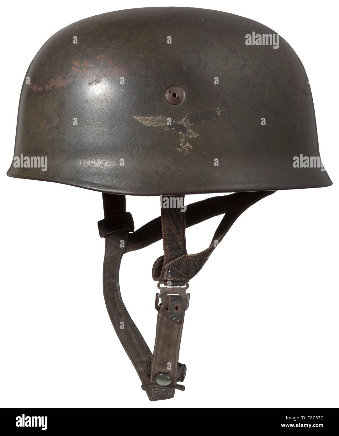 Un casco in acciaio M 1938 per i paracadutisti, decorazioni e documenti dalla tenuta di Oberjäger Rolf Schmierer il cranio con quasi apple completa della vernice verde, oltre che "Normandia camouflage' è applicata, l'aquila circa 50% di conserve. L'interno con una timbratura ha colpito "ET 68' per la lavorazione del ferro in Thale, Harz e '718'. Completare il rivestimento interno (abrasioni, piccole fessure) con maker- e dimensione timbratura. In assolutamente indisturbato, condizione originale. È inclusa una Luftwaffe il combattimento a terra Badge (zinco, rivettata eagle, maker 'M u. K 5' e il premio documento rilasciato '5. Mai 1945' t, Editorial-Use-solo Foto Stock