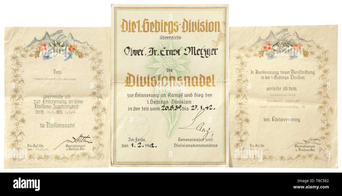 Una raccolta di elementi dal veterinario e la testa del macellaio Azienda 54 (1. Divisione di montagna) con aggiudicazione dell'anello Edelweiß e premio doppio della divisione colore pin certificato per l'anello Edelweiß dal 31 gennaio 1944 con la firma originale von Stettner. Certificato per il premio della divisione pin, dal 24 settembre 44 per 5 anni di servizio nella divisione con firma originale von Stettner. Stesso certificato come prima, dal 1 febbraio 42 per tre anni di servizio nella divis xx secolo, Editorial-Use-solo Foto Stock