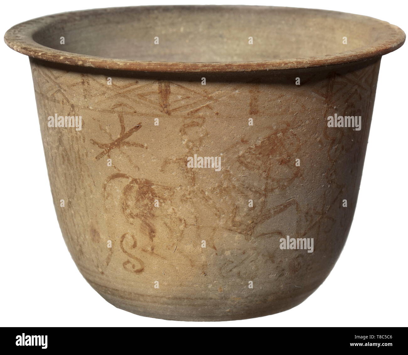 Un piccolo Celtic-Iberian Kalathos 3rd/II secolo A.C. Luce di argilla marrone con verniciatura marrone scuro. Forma leggermente conica con labbro distinto. Decorazione in continuo di guerrieri montati in mezzo geometrici e floreali di orna menz. Altezza 6,5 cm, diametro 9,3 cm. Provenienza: Brian Nord Lee Collection, Chiswick/Inghilterra dal 1986. storica, storica mondo antico, Additional-Rights-Clearance-Info-Not-Available Foto Stock