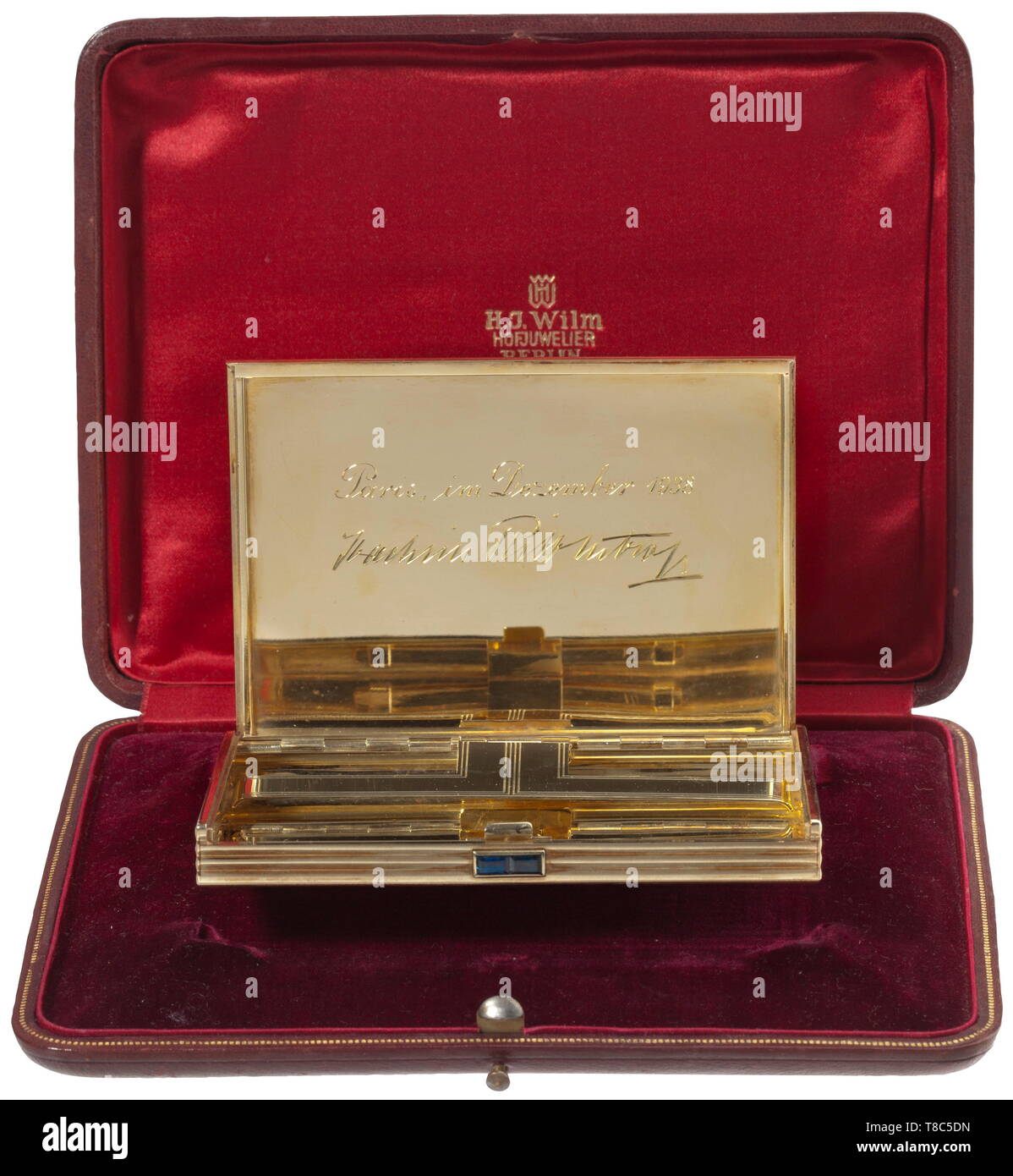 Joachim von Ribbentrop - un oro portasigarette, un dono per il francese Directeur des Seignements généraux de la Préfecture de police di dicembre 1938 gioielliere H.J. Wilm, Berlino. 585 oro, l'esterno con ammenda, geometricamente pattern nervata, la chiusura con set di zaffiri. Hallmark. Nel coperchio la dedizione inciso "Parigi, im Dezember 1938 - Joachim Ribbentrop', caricato a molla titolare di sigaretta. 11,8 x 7,8 x 0,8 cm, peso 283 g. In rosso scuro originale custodia in pelle con decorativi linea oro, rosso scuro in velluto e Fodera in seta, nel coperchio del gioiello oro, Additional-Rights-Clearance-Info-Not-Available Foto Stock