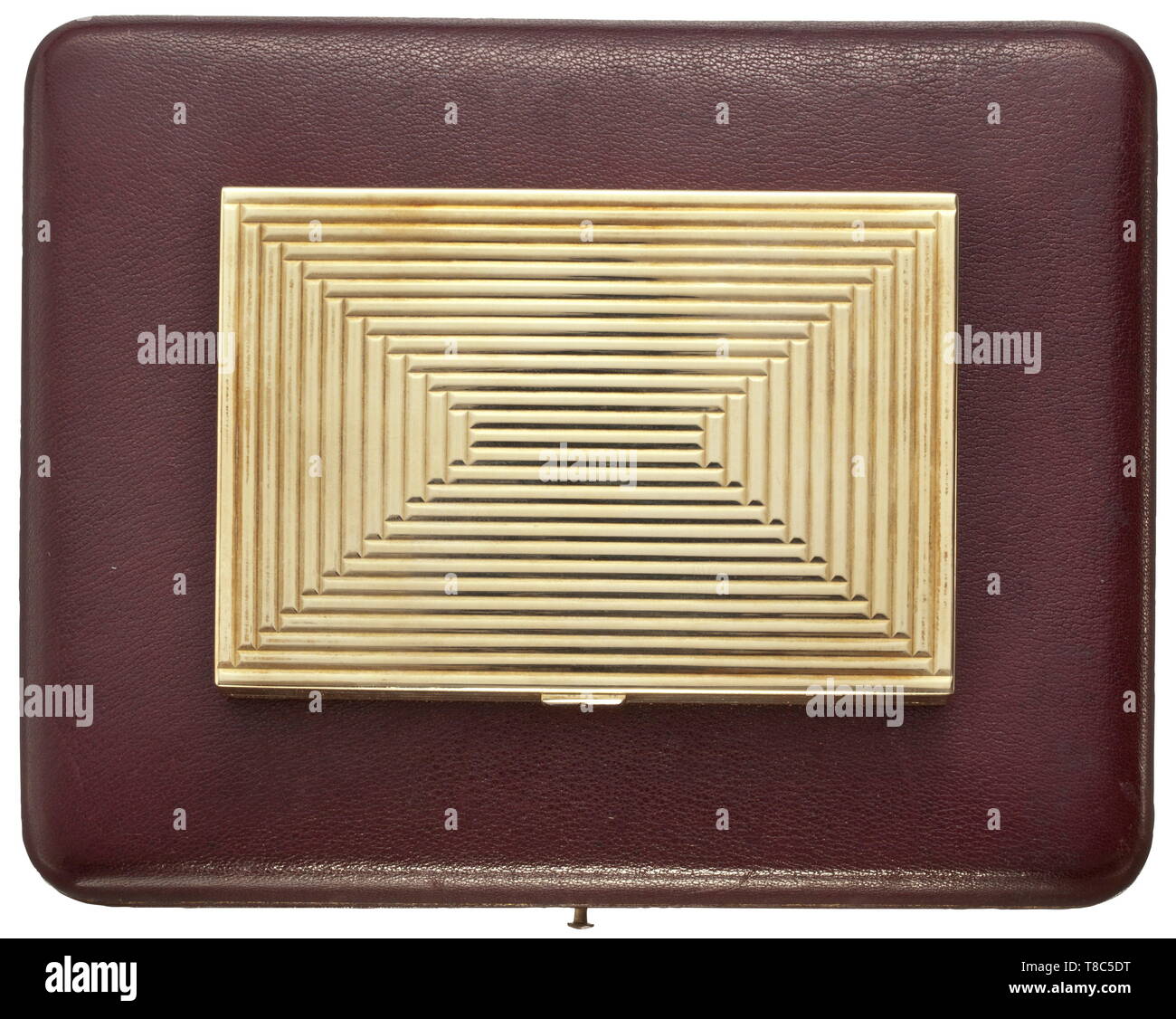 Joachim von Ribbentrop - un oro portasigarette, un dono per il francese Directeur des Seignements généraux de la Préfecture de police di dicembre 1938 gioielliere H.J. Wilm, Berlino. 585 oro, l'esterno con ammenda, geometricamente pattern nervata, la chiusura con set di zaffiri. Hallmark. Nel coperchio la dedizione inciso "Parigi, im Dezember 1938 - Joachim Ribbentrop', caricato a molla titolare di sigaretta. 11,8 x 7,8 x 0,8 cm, peso 283 g. In rosso scuro originale custodia in pelle con decorativi linea oro, rosso scuro in velluto e Fodera in seta, nel coperchio del gioiello oro, Additional-Rights-Clearance-Info-Not-Available Foto Stock