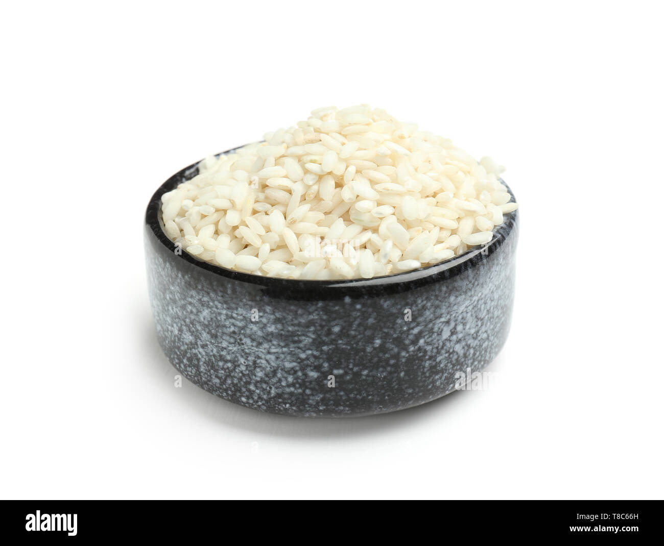 Ciotola con breve riso grano su sfondo bianco Foto Stock