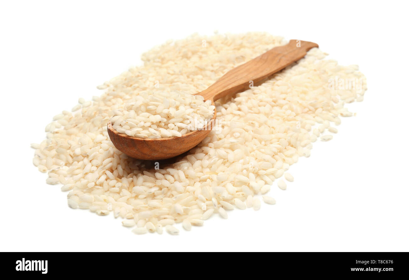 Cucchiaio con breve riso grano su sfondo bianco Foto Stock