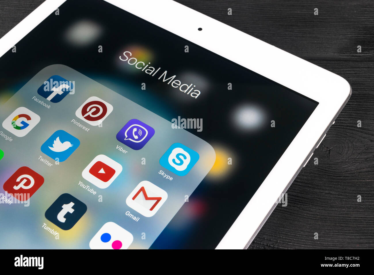 Sankt-Petersburg Russia Novembre 11, 2017: iPad Apple Pro su un tavolo di legno con le icone dei social media facebook instagram, twitter snapchat domin Foto Stock