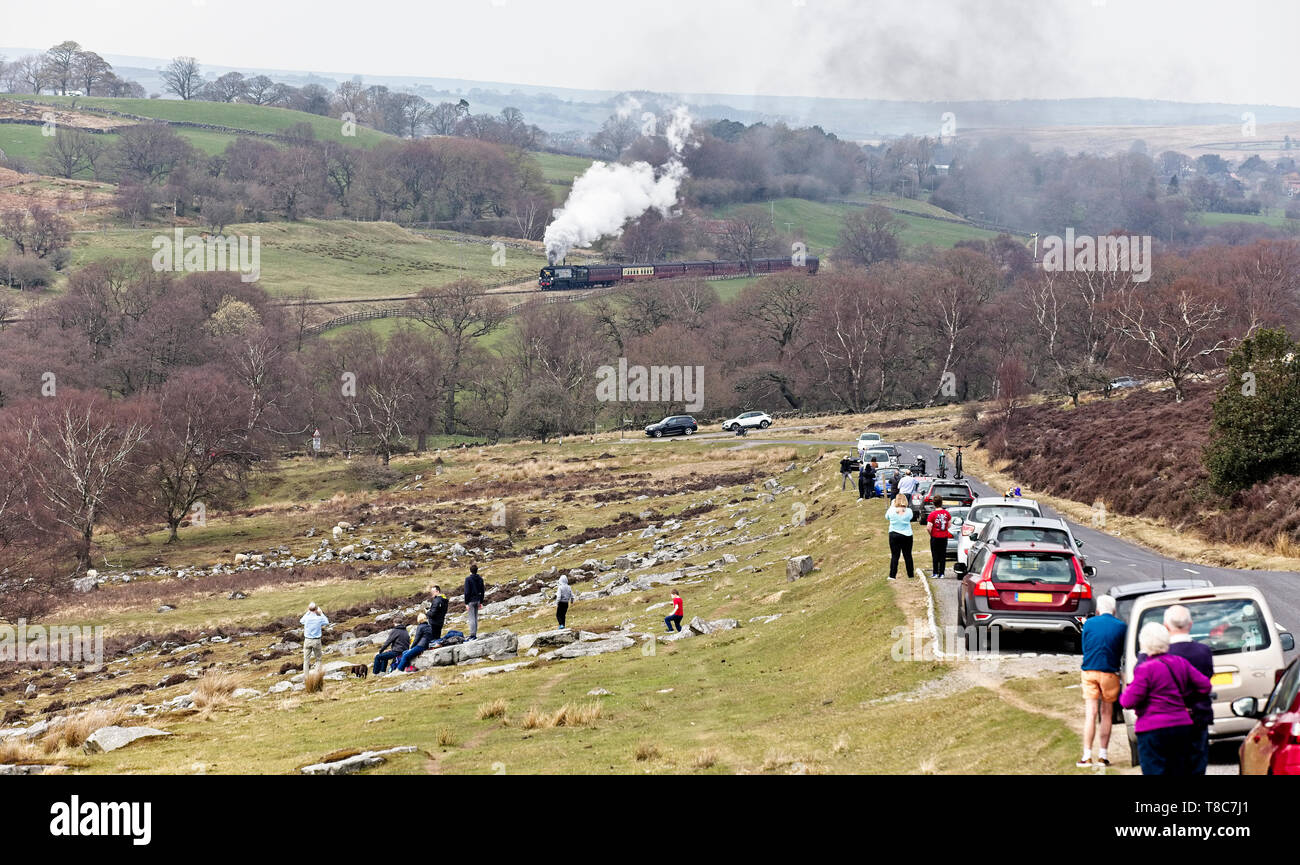 Una folla-gradevoli motore a vapore tirando verso l'alto da Goathland verso Pickering, 30/03/2019. North York Moors Railway, North Yorkshire, Inghilterra, Regno Unito. Foto Stock