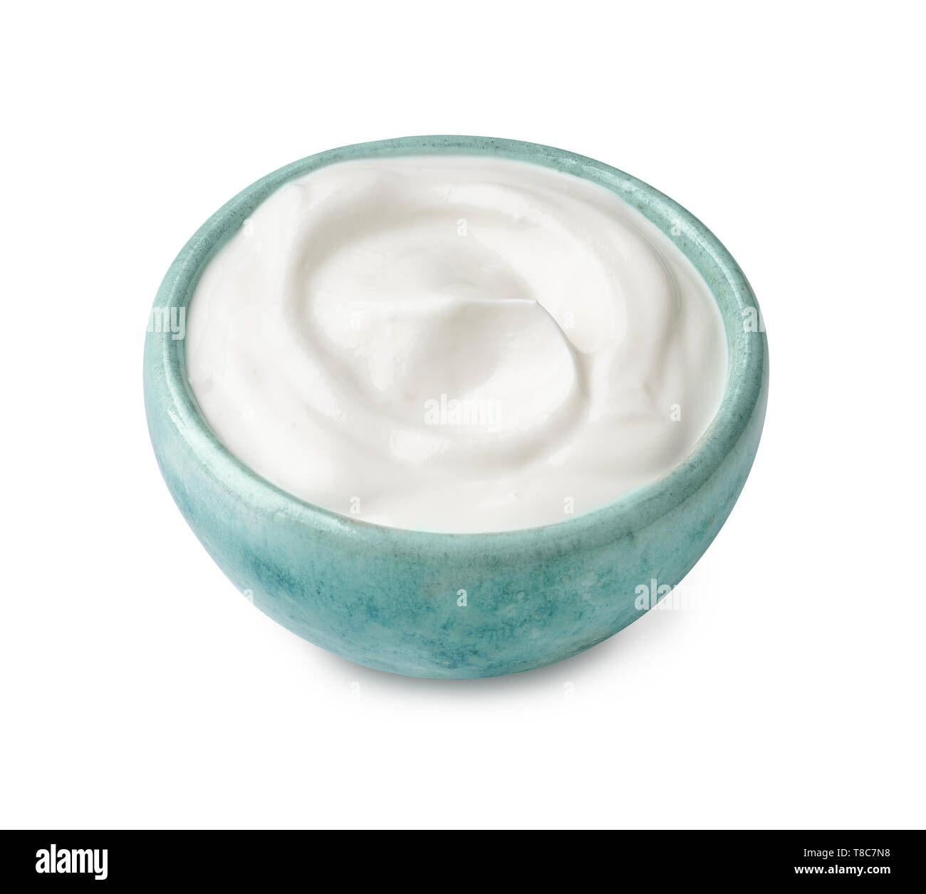 Vaso blu di panna acida yogurt isolati su sfondo bianco Foto Stock