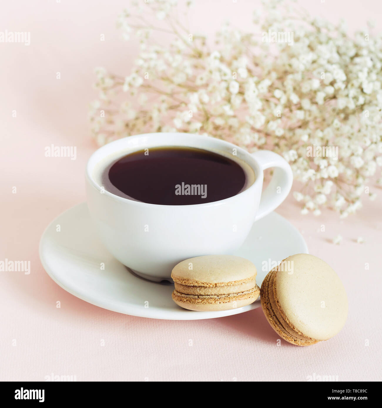 Il caffè con il caffè francese macarons cookies close-up. Foto Stock