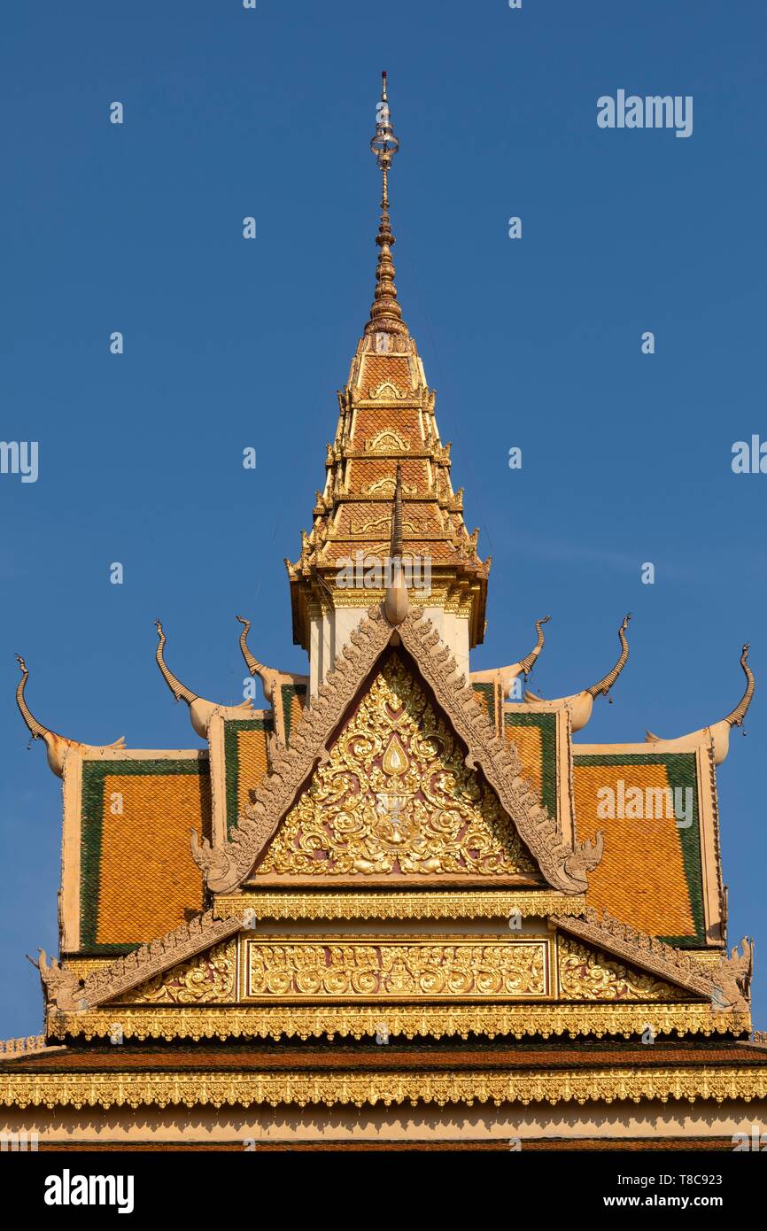 Decorate tetto, Vipassana Dhura meditazione buddista Center, il frontone del tempio Oudong, Udong, Kampong Speu Provincia, Cambogia Foto Stock