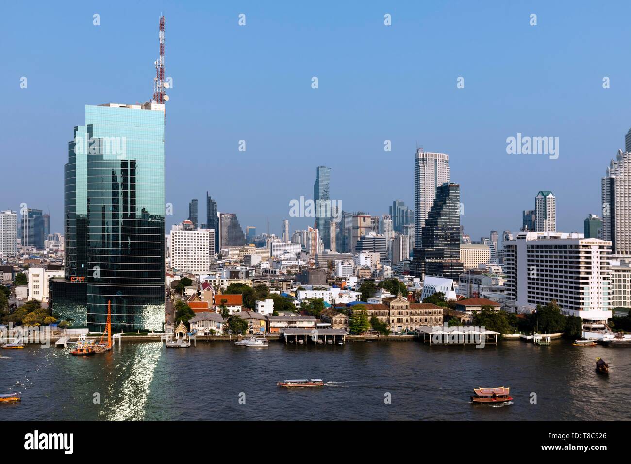 Vista panoramica da icona, Siam Skyline con CAT edificio a Mae Nam Chao Phraya, Bang Rak distretto, Bangkok, Thailandia Foto Stock