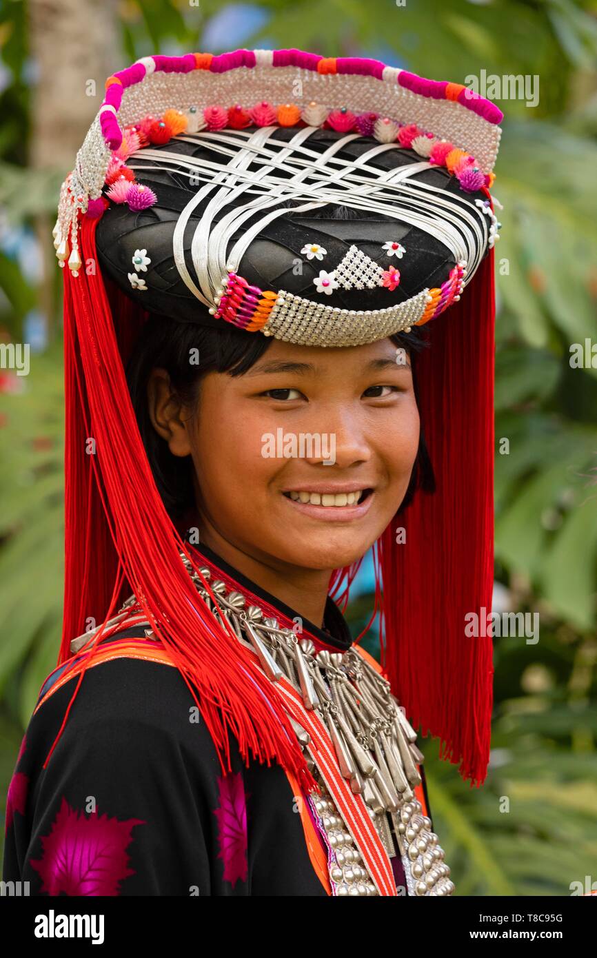 Lisu ragazza con il tradizionale copricapo e vestiti, ritratto, provincia di Chiang Rai, Thailandia del Nord della Thailandia Foto Stock