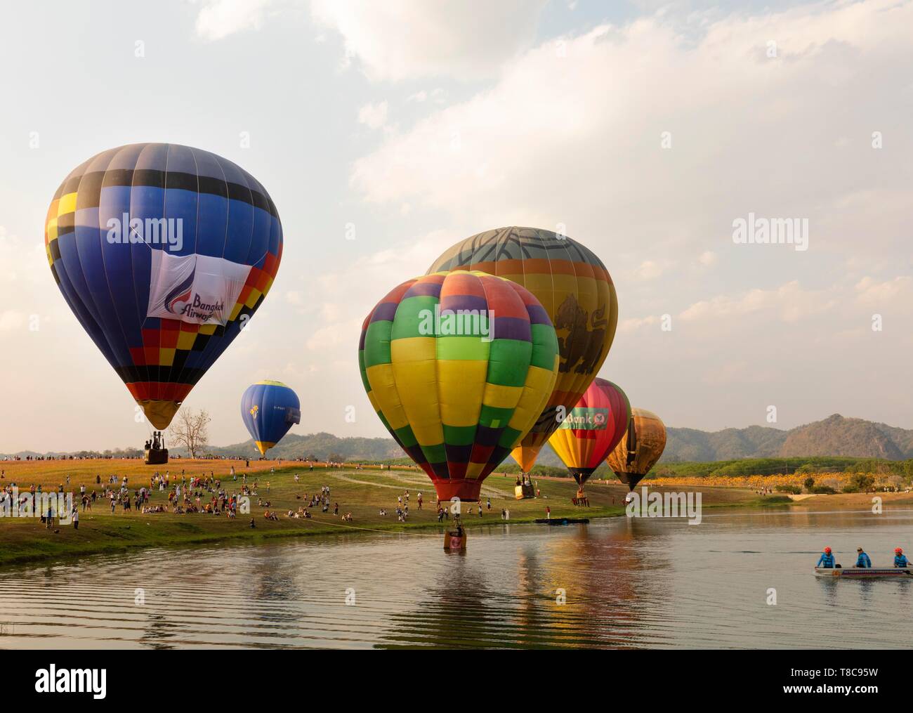 Balloon Festival nel Parco Singha, mongolfiere decollare su un lago, provincia di Chiang Rai, Thailandia del Nord della Thailandia Foto Stock