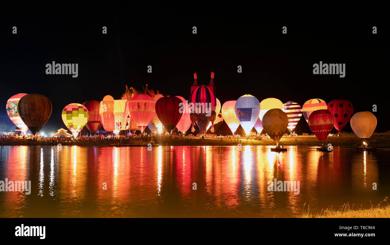 Balloon Festival nel Parco Singha, balloon glow, i palloni ad aria calda rivestito fino ad un lago, provincia di Chiang Rai, Thailandia del Nord della Thailandia Foto Stock