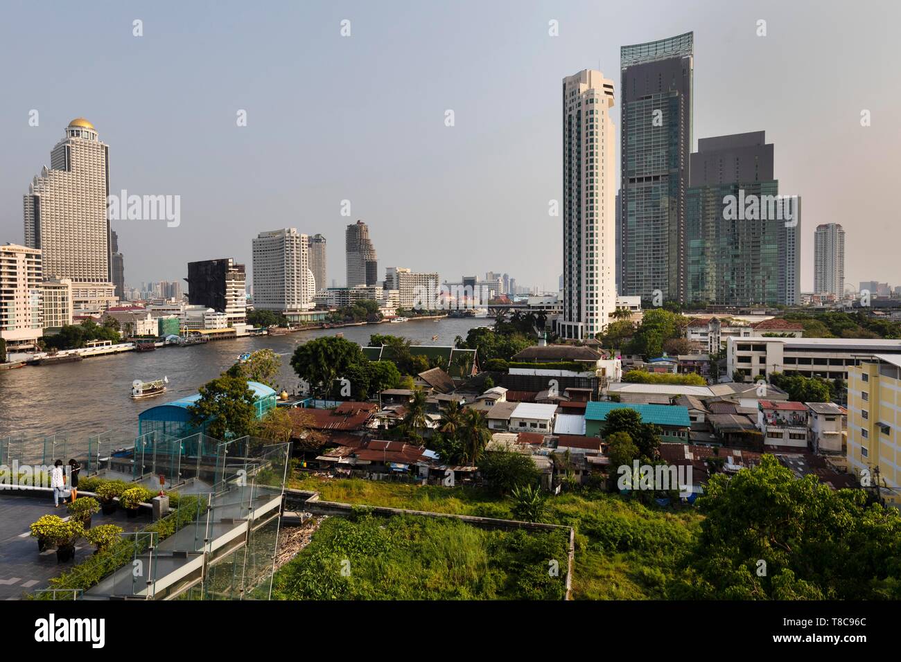 Vista panoramica dal Siam Icona, skyline a Mae Nam Chao Phraya, Bang Rak distretto e Khlong San distretto in Thonburi, Bangkok, Thailandia Foto Stock