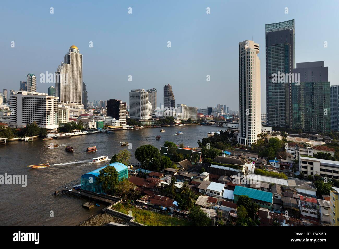 Vista panoramica dal Siam Icona, skyline a Mae Nam Chao Phraya, Bang Rak distretto e Khlong San distretto in Thonburi, Bangkok, Thailandia Foto Stock