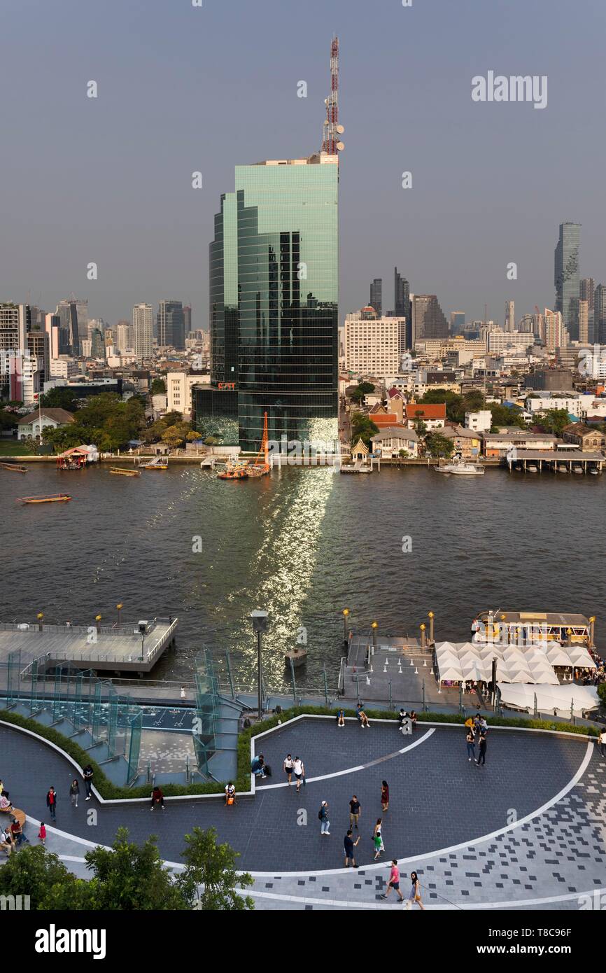 Vista panoramica da icona, Siam skyline con CAT edificio a Mae Nam Chao Phraya, Bang Rak distretto e Khlong San Distretto in Thonburi, Bangkok Foto Stock