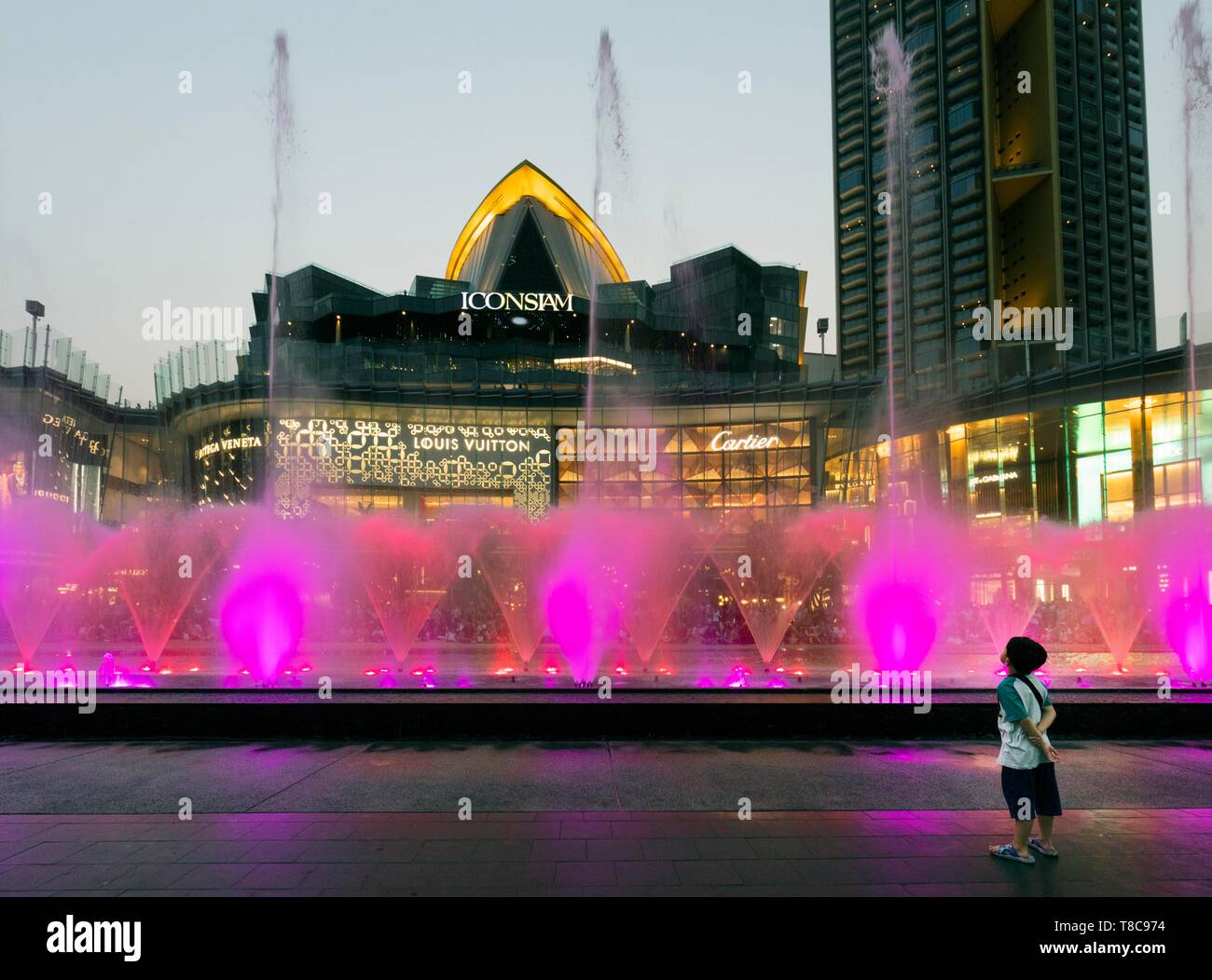 Giochi d acqua con fontane colorate nella parte anteriore del IconSiam shopping centre, Khlong San distretto, Thonburi, Bangkok, Thailandia Foto Stock