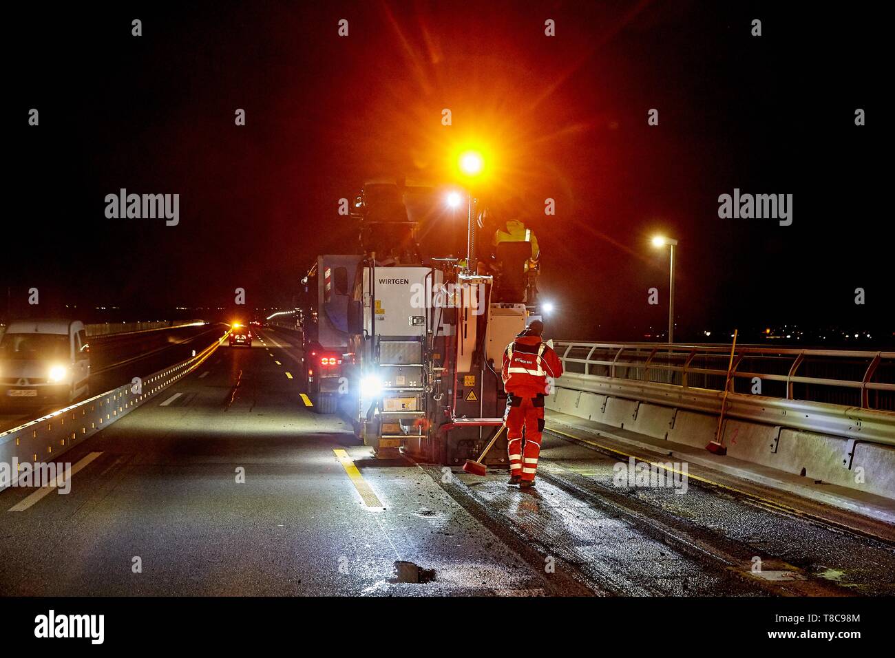 Sostituzione della superficie stradale durante la notte, sito in costruzione sull'autostrada A48, a Bendorf, Renania-Palatinato, Germania Foto Stock