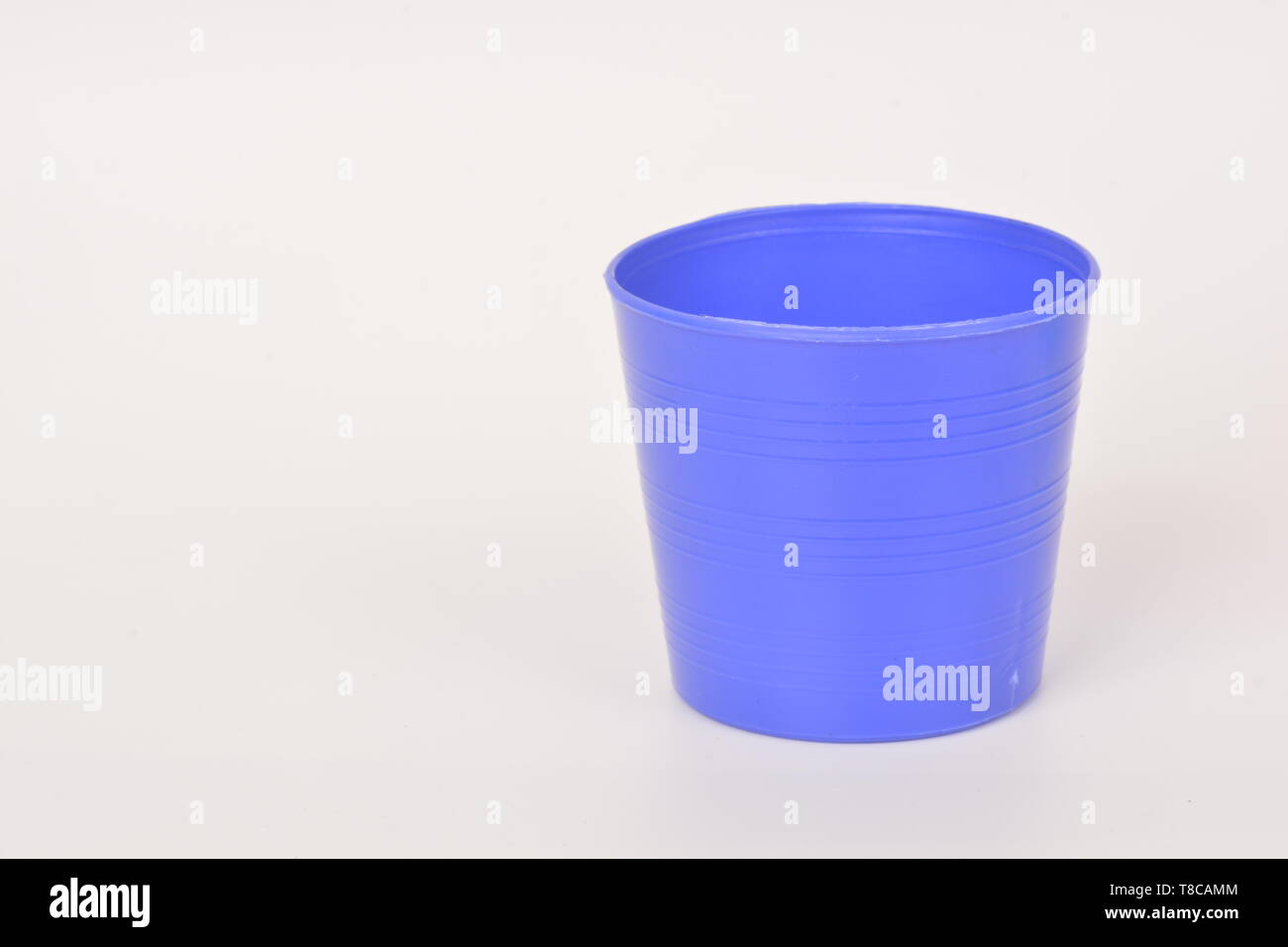 Vaso, il vaso di fiori, o pianta del vaso è un contenitore in cui i fiori e altre piante sono coltivate e visualizzato. Storicamente, e ancora a un signifi Foto Stock