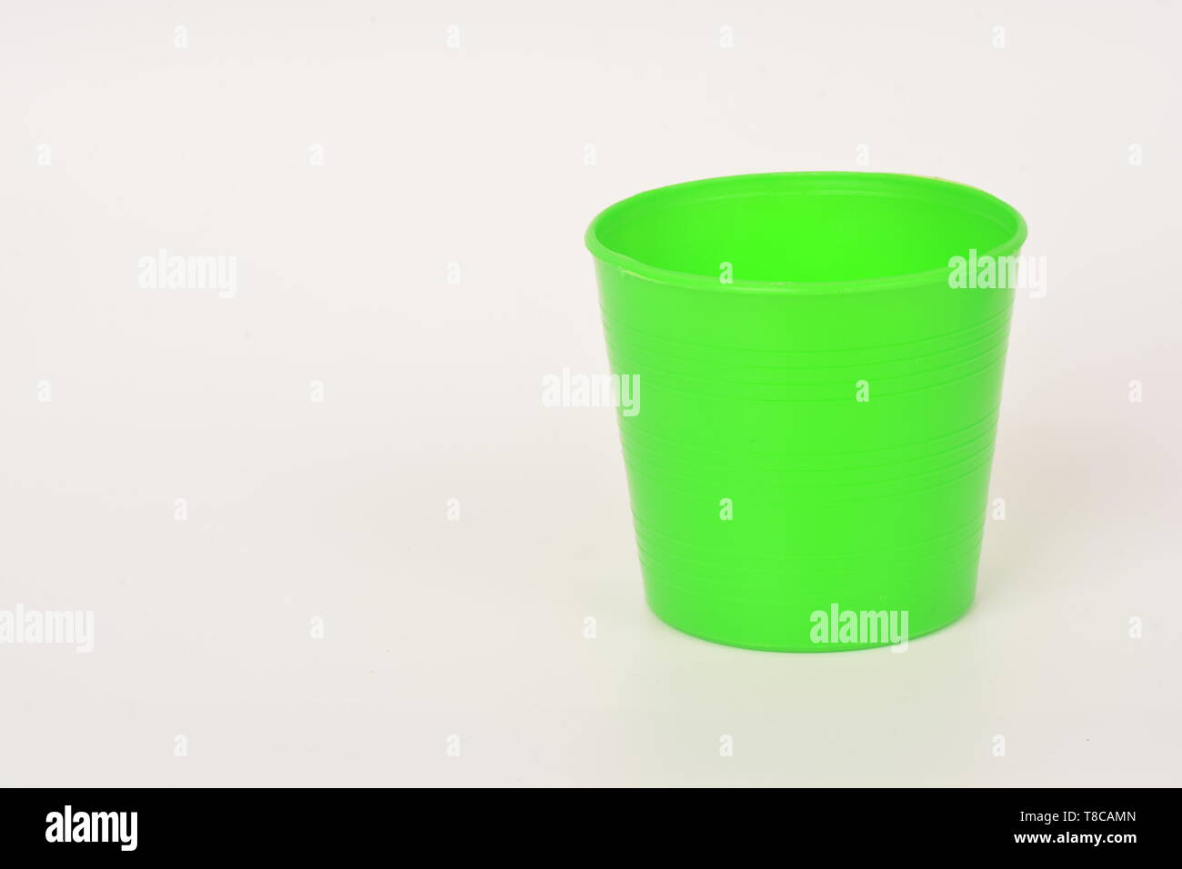 Vaso, il vaso di fiori, o pianta del vaso è un contenitore in cui i fiori e altre piante sono coltivate e visualizzato. Storicamente, e ancora a un signifi Foto Stock