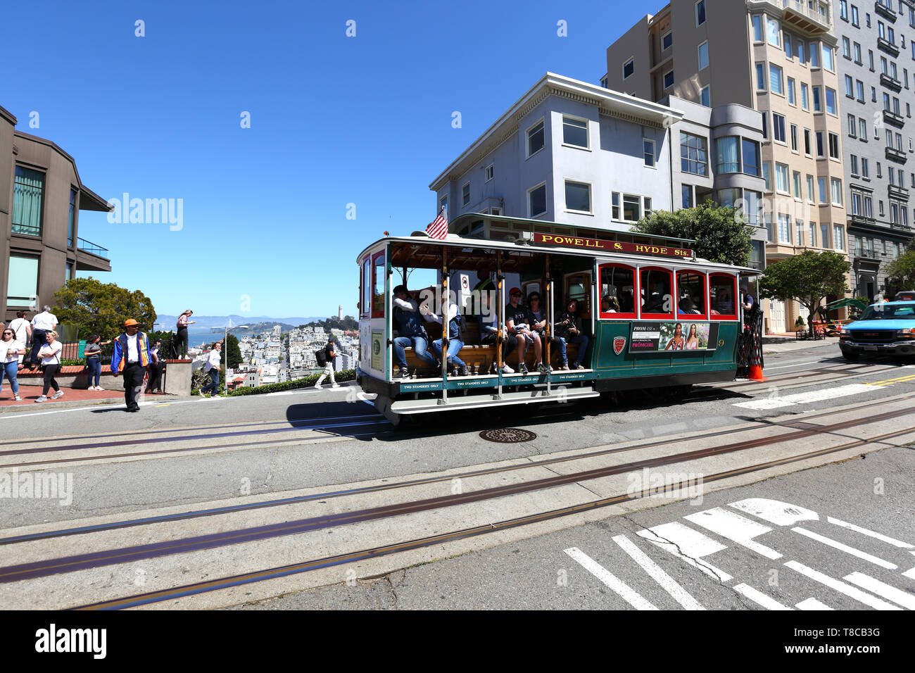 Immagine editoriale di San Francisco, California USA -04/22/2019: turisti su di Powell & Hyde Sts. linea del cavo percorso auto raggiungere la famosa Lombard St Foto Stock