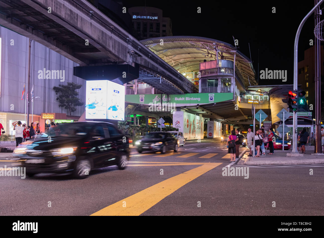 Bukit Bintang stazione monorotaia di notte, Kuala Lumpur, Malesia Foto Stock