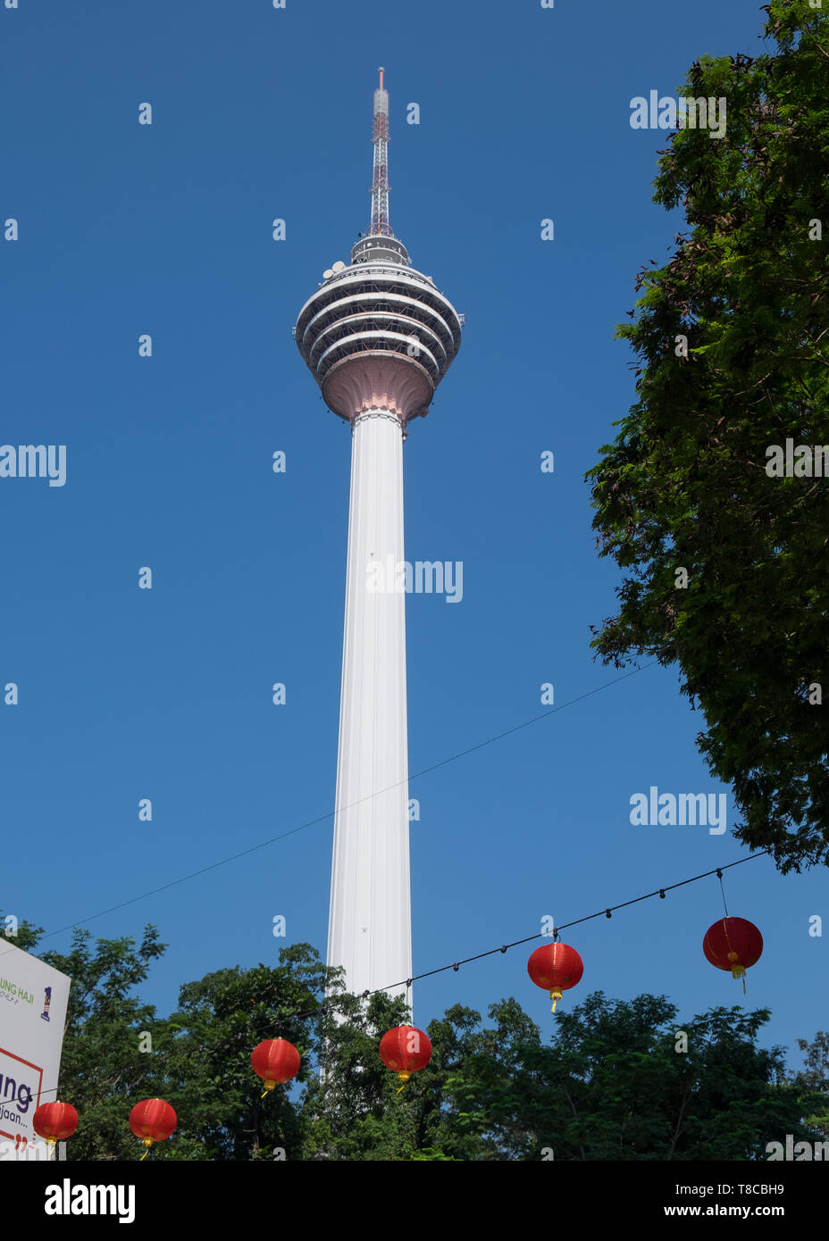 Basso angolo di vista dalla torre di Kuala Lumpur, Kuala Lumpur, Malesia, sud-est asiatico. Foto Stock