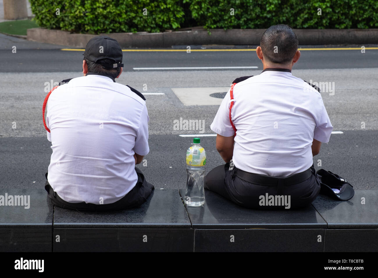 Le guardie di sicurezza avente una pausa, Kuala Lumpur, Malesia Foto Stock