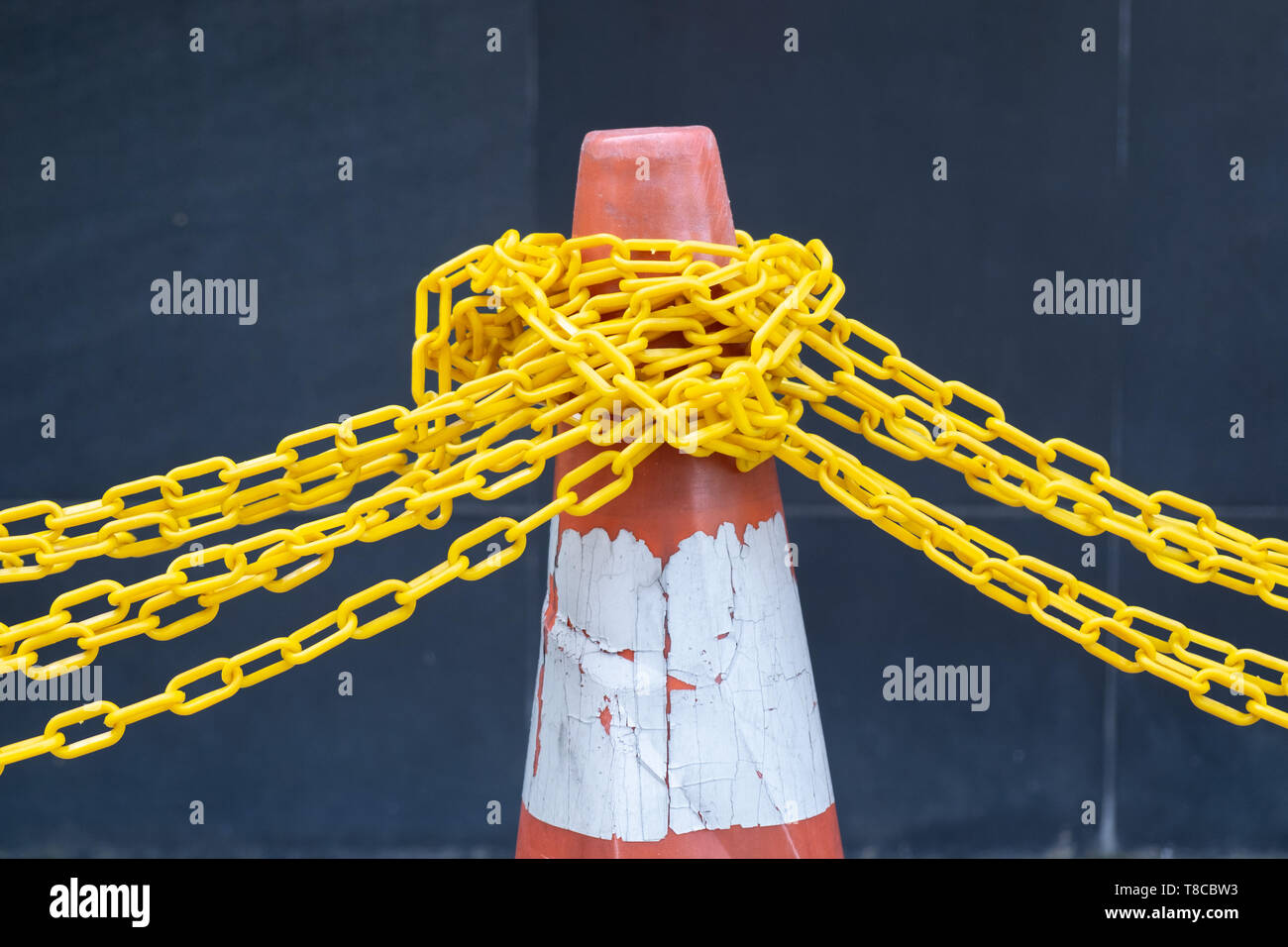 Cono di traffico con giallo catena di sicurezza, Kuala Lumpur, Malesia Foto Stock