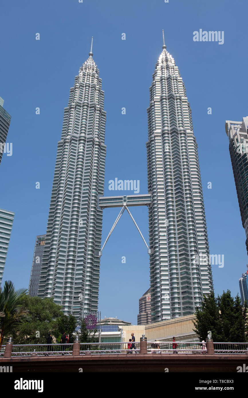 Vista delle Torri Gemelle Petronas da KLCC Park, Kuala Lumpur, Malesia Foto Stock