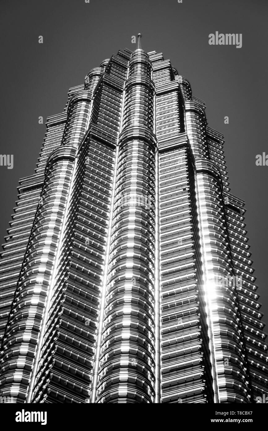 Basso angolo vista delle Petronas Twin Towers, Kuala Lumpur, Malesia Foto Stock