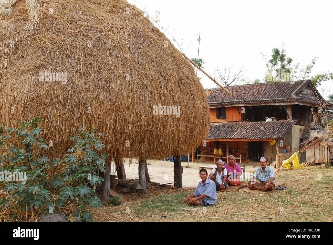 Contadini nepalese riposare dopo una giornata di lavoro Foto Stock