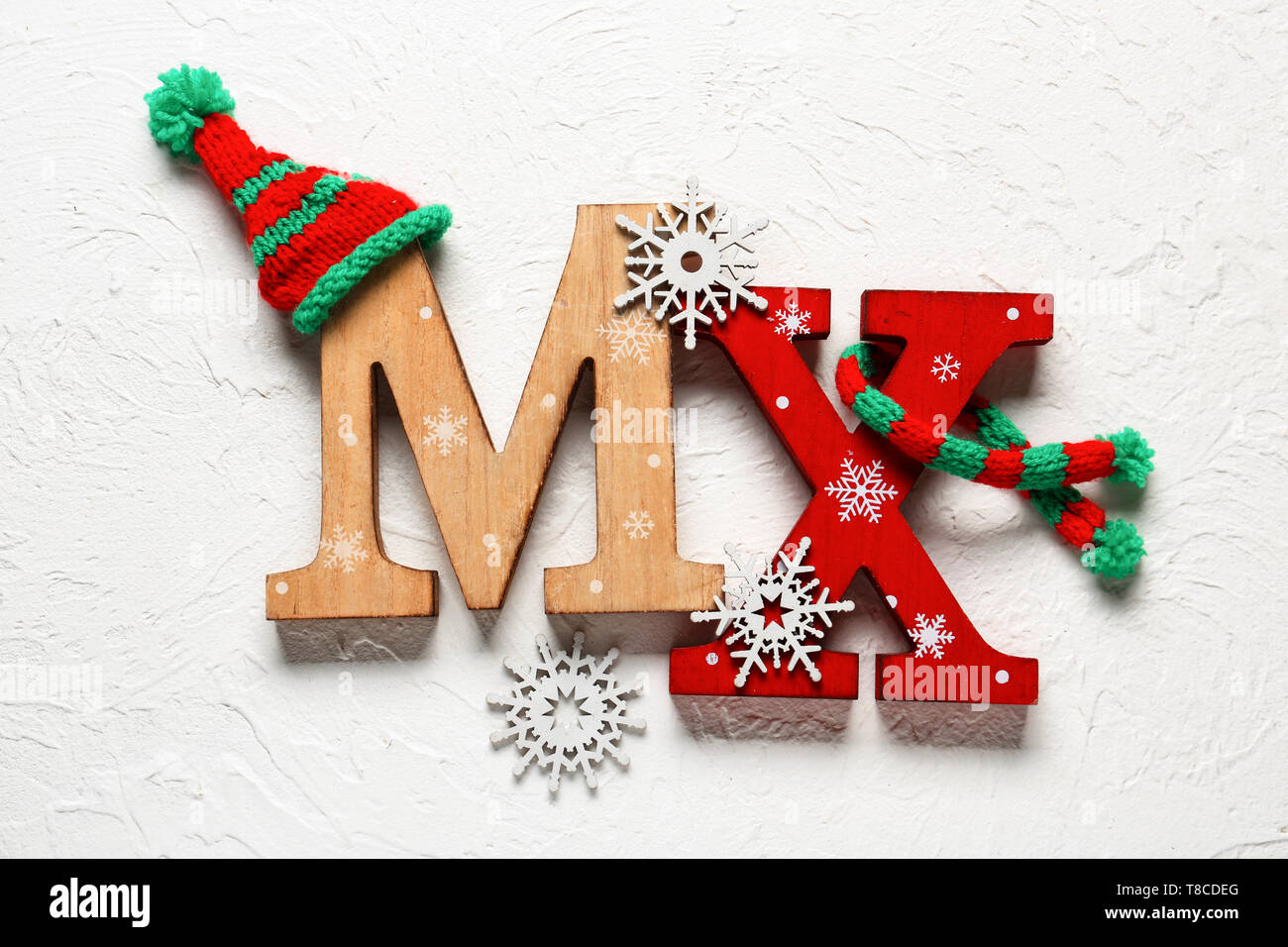 Composizione di natale con lettere MX su bianco sfondo testurizzata Foto Stock