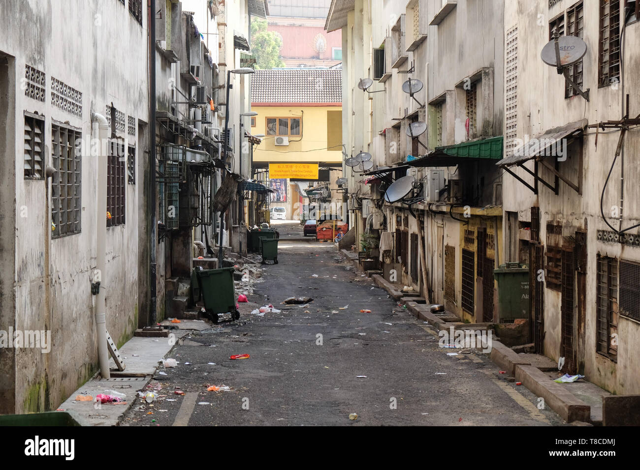 Sporco vicolo residenziale di spazzatura, Kuala Lumpur, Malesia Foto Stock
