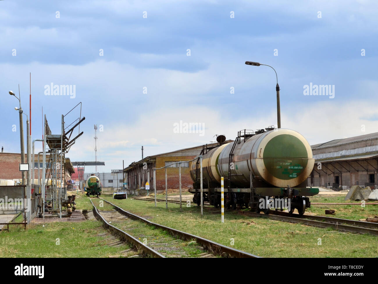 Macchina di serbatoio LNG per ferrovia su serbatoi dell'olio combustibile in terminale. Lo scarico del gas di petrolio liquefatto, benzina o prodotti di olio da un serbatoio di rampa auto a un Foto Stock