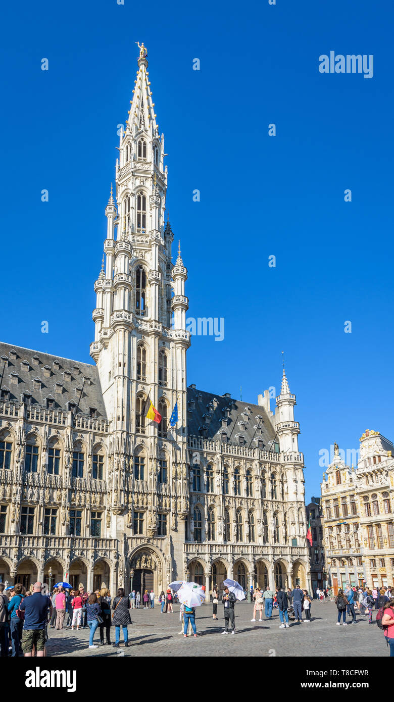 Il municipio e il suo 96-metro-alta torre campanaria sulla Grand Place di Bruxelles in Belgio. Foto Stock