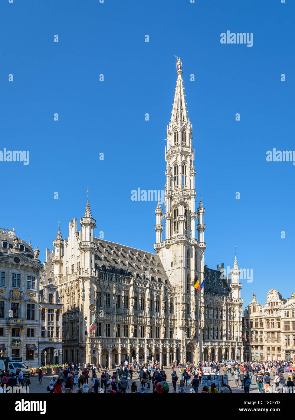 Il municipio e il suo 96-metro-alta torre campanaria sulla Grand Place di Bruxelles in Belgio. Foto Stock