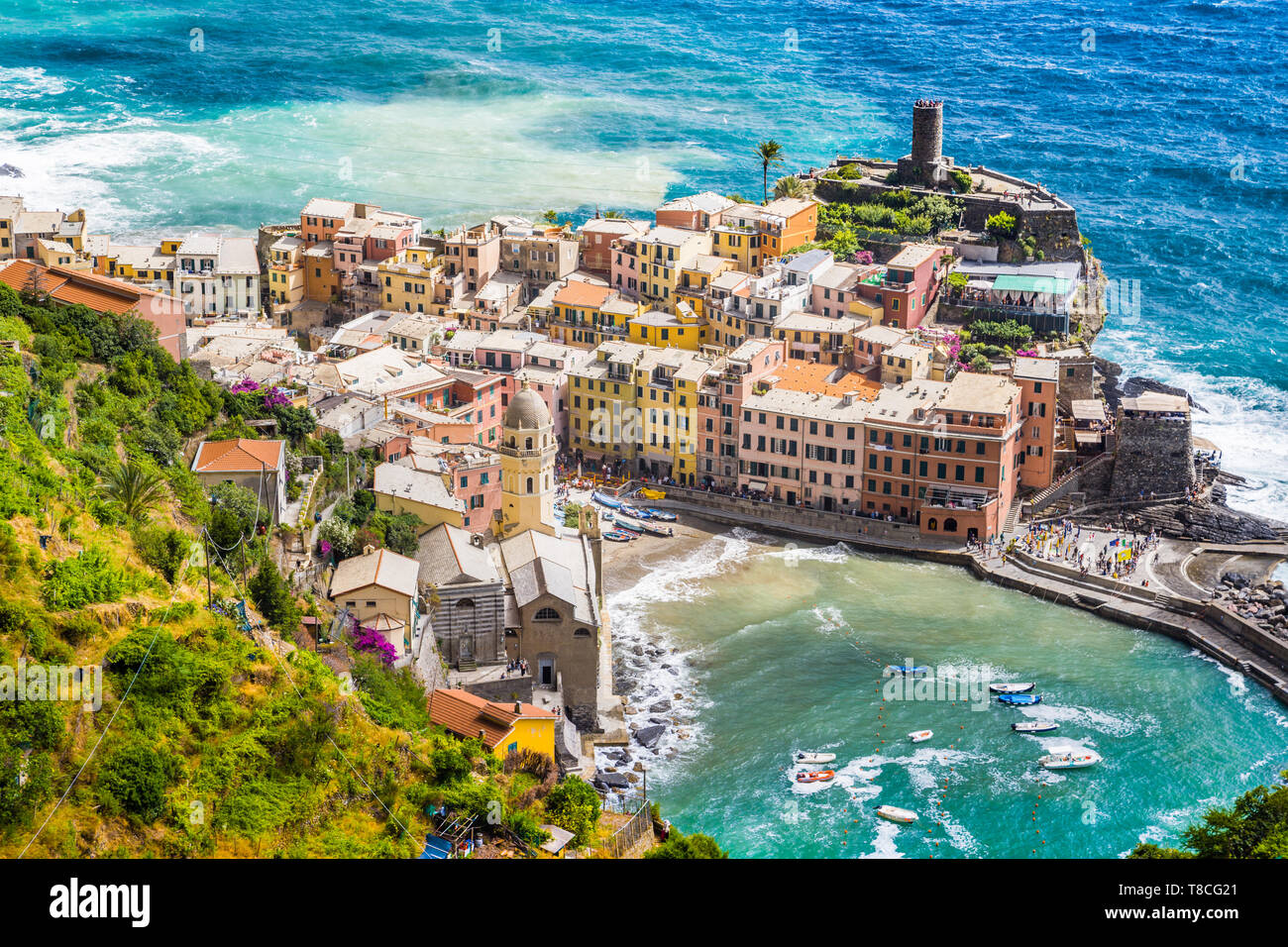 Bellissima vista di Vernazza, uno dei cinque famosi villaggi di pescatori delle Cinque Terre, Liguria, Italia Foto Stock